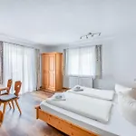 מלון Garni Nuss 3*